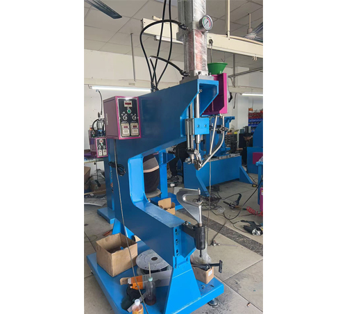 氣動鉚釘機(jī)